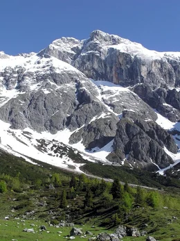 Der Hochk&ouml;nig, mit 2.941 Metern h&ouml;chster Gipfel der Salzburger Kalkhochalpen, &uuml;berragt einen Lebensraum von erlesener Sch&ouml;nheit. Der Berg hat zwei Gesichter: ein friedvolles, ruhiges von Norden; ein zerfurchtes, zerkl&uuml;ftetes von S&uuml;den. Die umliegende Natur- und Kulturlandschaft des Pinzgau und Pongau mit ihren Almb&ouml;den und W&auml;ldern portr&auml;tiert Bernd Seidel im Winter und Fr&uuml;hsommer - in jenen Jahreszeiten, in denen diese Bergwelt ihre ganze Sch&ouml;nheit hervorzaubert.