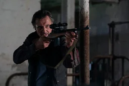 Jim Hanson (Liam Neeson), Ex-Marine, im finalen Showdown mit seinen Verfolgern auf einer einsam gelegenen Farm.