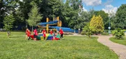 Kinder turnen auch mal auf der Liegewiese Kinder turnen auch mal auf der Liegewiese