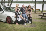 Tiefer gelegt &uuml;ber den Campingplatz. Steffen kommt mit seinem extrem flachen BMW am Bergwitzsee an. Seine gr&ouml;&szlig;te Sorge ist, dass er sich den aufgestylten Sportwagen zerkratzt. Denn der wird als Deko f&uuml;r ein Fotoshooting gebraucht.