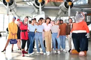 TanzTapir freut sich indessen mit Mai Cocopelli, den TanzAlarm Kids und den Besuchern im Flugzeugmuseum &uuml;ber einen Tag, der wie im Flug vor&uuml;ber geht.