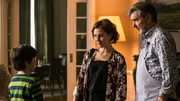 Chefinspektor Evert Bäckström (Kjell Bergqvist) und seine Geliebte Tina Bonde (Helen Sjöholm) kümmern sich um Edvin (Elvis Stegmar, li.). Chefinspektor Evert Bäckström (Kjell Bergqvist) und seine Geliebte Tina Bonde (Helen Sjöholm) kümmern sich um Edvin (Elvis Stegmar, li.).