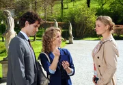 Kristin (Nina Schmieder, M., mit Daniel F&uuml;nffrock, l.) pr&auml;sentiert Theresa (Ines Lutz, r.) absichtlich stolz ihren Verlobungsring.