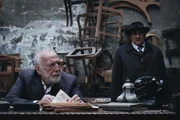Maigret (G&eacute;rard Depardieu, r.) macht im Zuge seiner Mordermittlung einen Besuch bei Monsieur Kaplan (Andr&eacute; Wilms, l.).