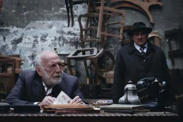 Maigret (G&eacute;rard Depardieu, r.) macht im Zuge seiner Mordermittlung einen Besuch bei Monsieur Kaplan (Andr&eacute; Wilms, l.).