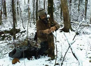Reno Sommerhalder montiert eine Wildtierkamera im ussurischen Wald