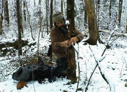 Reno Sommerhalder montiert eine Wildtierkamera im ussurischen Wald