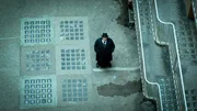 Maigret (G&eacute;rard Depardieu) auf der Suche nach dem Wohnort der unbekannten Toten.