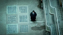 Maigret (G&eacute;rard Depardieu) auf der Suche nach dem Wohnort der unbekannten Toten.