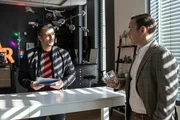 Oberkommissar Max Fischer (Max Hemmersdorfer, l.) spricht mit Firmenanwalt Julian Gottwald (Atef Vogel, r.).