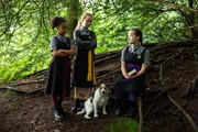 Die beiden Erstklässler-Freundinnen Azura Mond (Luciana Akpobaro, l.) und Isabella John (Saoirse Addison, M.) haben Felicitas (Dagny Rollins) in Verdacht, Mildreds Reparier-Zauber bei der letzten Aufgabe im Schulsprecherinnen-Wettbewerb manipuliert zu haben, um Esther zum Sieg zu verhelfen. Die beiden Erstklässler-Freundinnen Azura Mond (Luciana Akpobaro, l.) und Isabella John (Saoirse Addison, M.) haben Felicitas (Dagny Rollins) in Verdacht, Mildreds Reparier-Zauber bei der letzten Aufgabe im Schulsprecherinnen-Wettbewerb manipuliert zu haben, um Esther zum Sieg zu verhelfen.