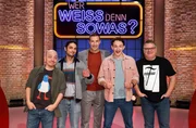 Moderator Kai Pflaume (M.) und seine Rateteam-Kapit&auml;ne Bernhard Ho&euml;cker (l.) und Elton (r.) begr&uuml;&szlig;en in dieser Sendung den Filmemacher, Journalist und Moderator Can Mansuroglu (2.v.l.) und den Fernsehmoderator Julian Janssen (2.v.r.).