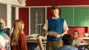 Referendar Mattes Kees (Leendert de Ridder, rechts) muss Antje (Mees Oude Nijhuis, links) und dem Rest seiner Klasse 6b er&ouml;ffnen, dass er bei der Schnitzeljagd von Frau Dreus mitmachen muss und sie erstmal nicht an ihrem Roboter-Projekt weiterarbeiten k&ouml;nnen.