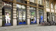 Die ehemaligen Unister-Gesch&auml;ftsr&auml;ume in der Leipziger City. An den Schaufenstern ist Werbung f&uuml;r die Reisemarke Ab-in-den-Urlaub.de.