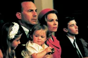 Kenneth O'Donnell (Kevin Costner, 2. von links) und Gattin Helen (Lucinda Jenney, 2. von rechts) machen sich Sorgen um die Zukunft ihrer Kinder.