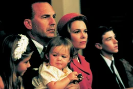 Kenneth O'Donnell (Kevin Costner, 2. von links) und Gattin Helen (Lucinda Jenney, 2. von rechts) machen sich Sorgen um die Zukunft ihrer Kinder.