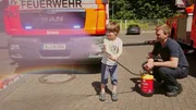 Moritz bei der Feuerwehr. Dort darf er gemeinsam mit echten Feuerwehrleuten den Wasserschlauch halten. Moritz bei der Feuerwehr. Dort darf er gemeinsam mit echten Feuerwehrleuten den Wasserschlauch halten.