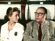 In der Bahn lernt der altmodische Gottlieb (Heinz Erhardt) die kesse Sch&uuml;lerin Kiki (Christine Kaufmann) kennen. Weiteres Bildmaterial finden Sie unter www.br-foto.de.
