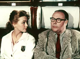 In der Bahn lernt der altmodische Gottlieb (Heinz Erhardt) die kesse Sch&uuml;lerin Kiki (Christine Kaufmann) kennen. Weiteres Bildmaterial finden Sie unter www.br-foto.de.