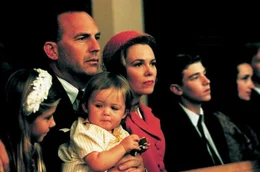 Kenneth O'Donnell (Kevin Costner, 2. von links) und Gattin Helen (Lucinda Jenney, 2. von rechts) machen sich Sorgen um die Zukunft ihrer Kinder.
