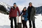 Noch ahnen Martin (Hans Sigl, r.), Lilli (Ronja Forcher, M.) und Hans (Heiko Ruprecht, l.) nicht, dass ihr idyllisches Familienwochenende bald gest&ouml;rt wird.