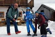 Nach dem Unfall in den Bergen sucht die stumme Flora (Yuna Bennet, M.) Hilfe. Martin (Hans Sigl, l.) und Hans (Heiko Ruprecht, r.) versuchen, die Zeichen des verzweifelten M&auml;dchen zu deuten.
