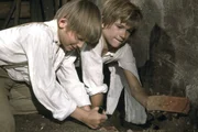 Nicht ganz geheuer ist es Tom (Roland Demongeot, l.) und Huck (Marc di Napoli) bei ihrem nächtlichen Abenteuer. Sie sind in die Scheune neben Muff Potters Gefängnis eingedrungen und suchen im Schein einer Laterne den günstigsten Platz für einen Durchbruch in den Nebenraum. Nicht ganz geheuer ist es Tom (Roland Demongeot, l.) und Huck (Marc di Napoli) bei ihrem nächtlichen Abenteuer. Sie sind in die Scheune neben Muff Potters Gefängnis eingedrungen und suchen im Schein einer Laterne den günstigsten Platz für einen Durchbruch in den Nebenraum.