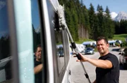 Am Tennsee kann man den Fahrzeugpfleger Heiko engagieren, um die Ferienzeit ohne Putzen zu genießen. Am Tennsee kann man den Fahrzeugpfleger Heiko engagieren, um die Ferienzeit ohne Putzen zu genießen.
