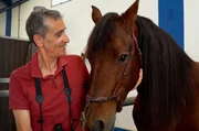 Miguel Vallinas mit einem Pferd des Zuchtgest&uuml;ts "La Ventanilla" in Medina del Campo, Spanien