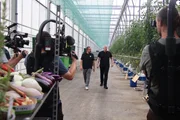 Bei seinem Besuch in Neufarn bei Vaterstetten (Kreis Ebersberg) entdeckt Alexander Herrmann (Mitte rechts) kulinarische Sch&auml;tze aus der G&auml;rtnerei von G&auml;rtner Florian B&ouml;ck (Mitte links).