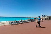 Michael mit dem E-Roller (trotinette) auf der Promenade des Anglais. Michael mit dem E-Roller (trotinette) auf der Promenade des Anglais.