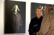 Miguel Vallinas (li.) spricht mit einem Journalisten bei der Er&ouml;ffnung seiner Ausstellung "Second Skins".