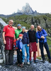 Nik Hartmann (r.) besucht die neuen Hüttenwarte der Spannorthütte Nik Hartmann (r.) besucht die neuen Hüttenwarte der Spannorthütte