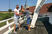 Ferien hinterm Deich. Peter und Stefan haben Urlaub. 6 Wochen lang. Die beiden sind Lehrer und lassen es an der Nordsee ganz ruhig angehen. Mit einem Ausflug zur Seriemer M&uuml;hle und einem gepflegten Feierabend-Bier auf dem Campingplatz. Ob sie die Schule dabei vergessen k&ouml;nnen?