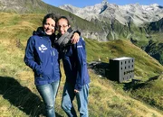 Simone Keller (l.) H&uuml;ttenwartin Capanna Michela Motterascio und Giulia Mina (r.) H&uuml;ttengehilfin:(Copyright SRF)
