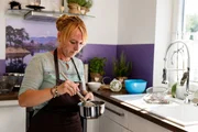 Sandra Grundner in der Küche beim Kochen. Sandra Grundner in der Küche beim Kochen.