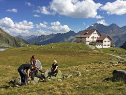 Das ORF Team beim Dreh auf der Regensburger H&uuml;tte im Stubaital - Interview mit Architekt Rainer K&ouml;berl