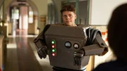 Referendar Mattes Kees (Leendert de Ridder, links) hat sich ein neues Projekt f&uuml;r seine Klasse 6b ausgedacht. Sie werden in diesem Schuljahr Roboter bauen. Stolz pr&auml;sentiert er der Direktorin, Frau Dreus (Sanne Wallis de Vries, rechts), seinen selbst kreierten Roboteranzug.