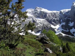 Der Hochk&ouml;nig, mit 2.941 Metern h&ouml;chster Gipfel der Salzburger Kalkhochalpen, &uuml;berragt einen Lebensraum von erlesener Sch&ouml;nheit. Der Berg hat zwei Gesichter: ein friedvolles, ruhiges von Norden; ein zerfurchtes, zerkl&uuml;ftetes von S&uuml;den. Die umliegende Natur- und Kulturlandschaft des Pinzgau und Pongau mit ihren Almb&ouml;den und W&auml;ldern portr&auml;tiert Bernd Seidel im Winter und Fr&uuml;hsommer - in jenen Jahreszeiten, in denen diese Bergwelt ihre ganze Sch&ouml;nheit hervorzaubert.