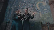 Frau Drill (Shauna Shim, l.) kann es nicht fassen, dass selbst Frau Harschmanns (Raquel Cassidy, r.) Zauberkünste nicht ausreichen, um Frau Graustein aus den Scherben wieder auferstehen zu lassen. Frau Drill (Shauna Shim, l.) kann es nicht fassen, dass selbst Frau Harschmanns (Raquel Cassidy, r.) Zauberkünste nicht ausreichen, um Frau Graustein aus den Scherben wieder auferstehen zu lassen.