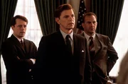 F&uuml;r Kenneth P. O'Donnell (Kevin Costner, r.), den pers&ouml;nlichen Sicherheitsberater von Pr&auml;sident John F. Kennedy (Bruce Greenwood, M.) und ehemaligen Harvard-Klassenkameraden von Bundesstaatsanwalt Robert F. Kennedy (Steven Culp, l.) beginnt zun&auml;chst ein Tag wie jeder andere. Doch schnell &auml;ndert sich die entspannte Atmosph&auml;re im Wei&szlig;en Haus ...