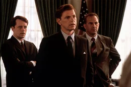 F&uuml;r Kenneth P. O'Donnell (Kevin Costner, r.), den pers&ouml;nlichen Sicherheitsberater von Pr&auml;sident John F. Kennedy (Bruce Greenwood, M.) und ehemaligen Harvard-Klassenkameraden von Bundesstaatsanwalt Robert F. Kennedy (Steven Culp, l.) beginnt zun&auml;chst ein Tag wie jeder andere. Doch schnell &auml;ndert sich die entspannte Atmosph&auml;re im Wei&szlig;en Haus ...