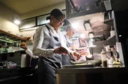 Alina Meissner-Bebrout (vorne) ist Sterneköchin und Unternehmerin: Sie leitet zwei Restaurants und eine Eventlocation. Ihre Aufgaben sind vielfältig, doch im Zentrum stehen nach wie vor ihre Vision und Leidenschaft fürs Kochen. Alina Meissner-Bebrout (vorne) ist Sterneköchin und Unternehmerin: Sie leitet zwei Restaurants und eine Eventlocation. Ihre Aufgaben sind vielfältig, doch im Zentrum stehen nach wie vor ihre Vision und Leidenschaft fürs Kochen.