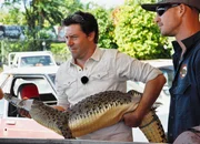 12'378 km Australien - Sven Furrer auf Abwegen Folge 4 Sven Furrer (l.) mit S&uuml;sswasserkrokodil im Crocodylus Park, Darwin