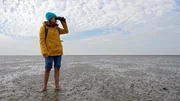 Jule (Marta Laubinger) geht allein ins Watt; ARD Degeto DIE K&Uuml;STENPILOTEN - M&Uuml;TTER UND T&Ouml;CHTER.