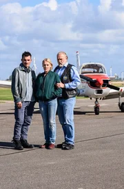 Die 35-jährige Swantje (Nadine Boske) hat allen Grund, selbstbewusst zu sein: Ohne sie geht auf dem beschaulichen Flugplatz ihres Vaters Hauke (Jan-Gregor Kremp, re.) in Büsum nichts. Swantje repariert die in die Jahre gekommenen Maschinen und organisiert den Post- und Passagierbetrieb. Nur selbst zu fliegen, traut sich die passionierte Pilotin nicht mehr. Das ist für den Flugbetrieb ein existenzielles Problem, denn Hauke soll aufgrund des Grauen Stars die Fliegerei sein lassen. Wie ein Geschenk des Himmels erscheint es da, als Haukes „verlorener Sohn Sönke (Hannes Wegener) überraschend mit seinem schnittigen Flieger namens „Suse“ einschwebt. Die 35-jährige Swantje (Nadine Boske) hat allen Grund, selbstbewusst zu sein: Ohne sie geht auf dem beschaulichen Flugplatz ihres Vaters Hauke (Jan-Gregor Kremp, re.) in Büsum nichts. Swantje repariert die in die Jahre gekommenen Maschinen und organisiert den Post- und Passagierbetrieb. Nur selbst zu fliegen, traut sich die passionierte Pilotin nicht mehr. Das ist für den Flugbetrieb ein existenzielles Problem, denn Hauke soll aufgrund des Grauen Stars die Fliegerei sein lassen. Wie ein Geschenk des Himmels erscheint es da, als Haukes „verlorener Sohn Sönke (Hannes Wegener) überraschend mit seinem schnittigen Flieger namens „Suse“ einschwebt.