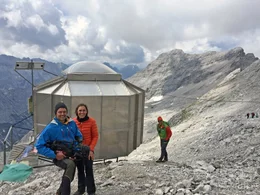 Das ORF Team Mike Mayer (Kamera) , Teresa Andreae (Redaktion) beim Biwak im Karwendel.
