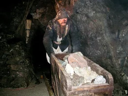 Huntst&ouml;&szlig;er schiebt Erz aus dem Bergwerk.