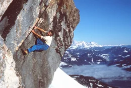 Der Hochk&ouml;nig, mit 2.941 Metern h&ouml;chster Gipfel der Salzburger Kalkhochalpen, &uuml;berragt einen Lebensraum von erlesener Sch&ouml;nheit. Der Berg hat zwei Gesichter: ein friedvolles, ruhiges von Norden; ein zerfurchtes, zerkl&uuml;ftetes von S&uuml;den. Die umliegende Natur- und Kulturlandschaft des Pinzgau und Pongau mit ihren Almb&ouml;den und W&auml;ldern portr&auml;tiert Bernd Seidel im Winter und Fr&uuml;hsommer - in jenen Jahreszeiten, in denen diese Bergwelt ihre ganze Sch&ouml;nheit hervorzaubert.