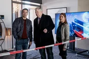 Oberstaatsanwalt Bernd Reuther (Rainer Hunold, M.), Hauptkommissarin Kerstin Klar (Fiona Coors, r.) und Oberkommissar Max Fischer (Max Hemmersdorfer, l.) schauen sich am Tatort um. Der Chefbuchhalter eines Start-Up-Unternehmens wurde ermordet.